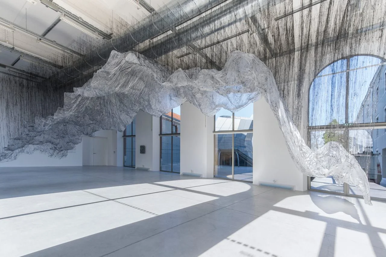Le sculture di Onishi Yasuaki, come magiche montagne fluttuanti fatte di… colla a caldo e fogli di plastica da imballaggio 