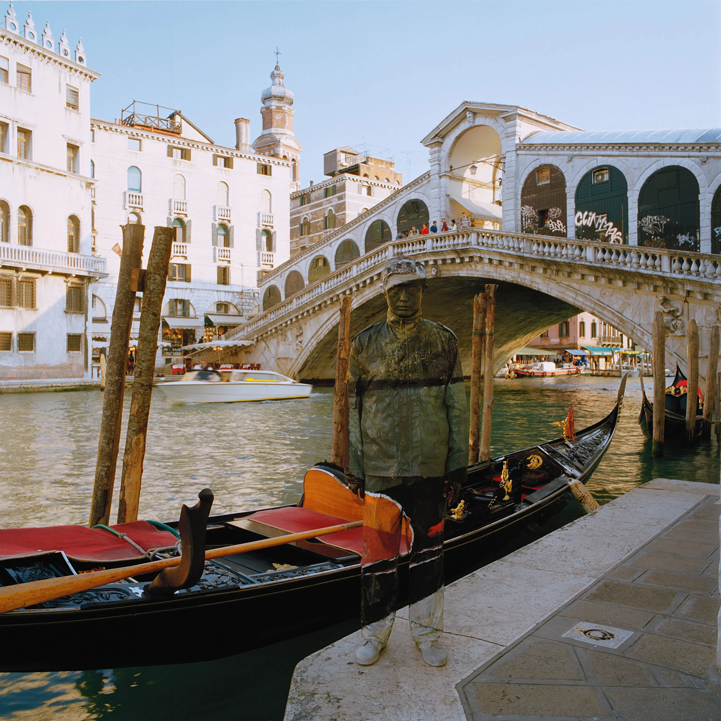 Liu Bolin, Canal Grande, Ponte di Rialto, Courtesy Boxart Verona