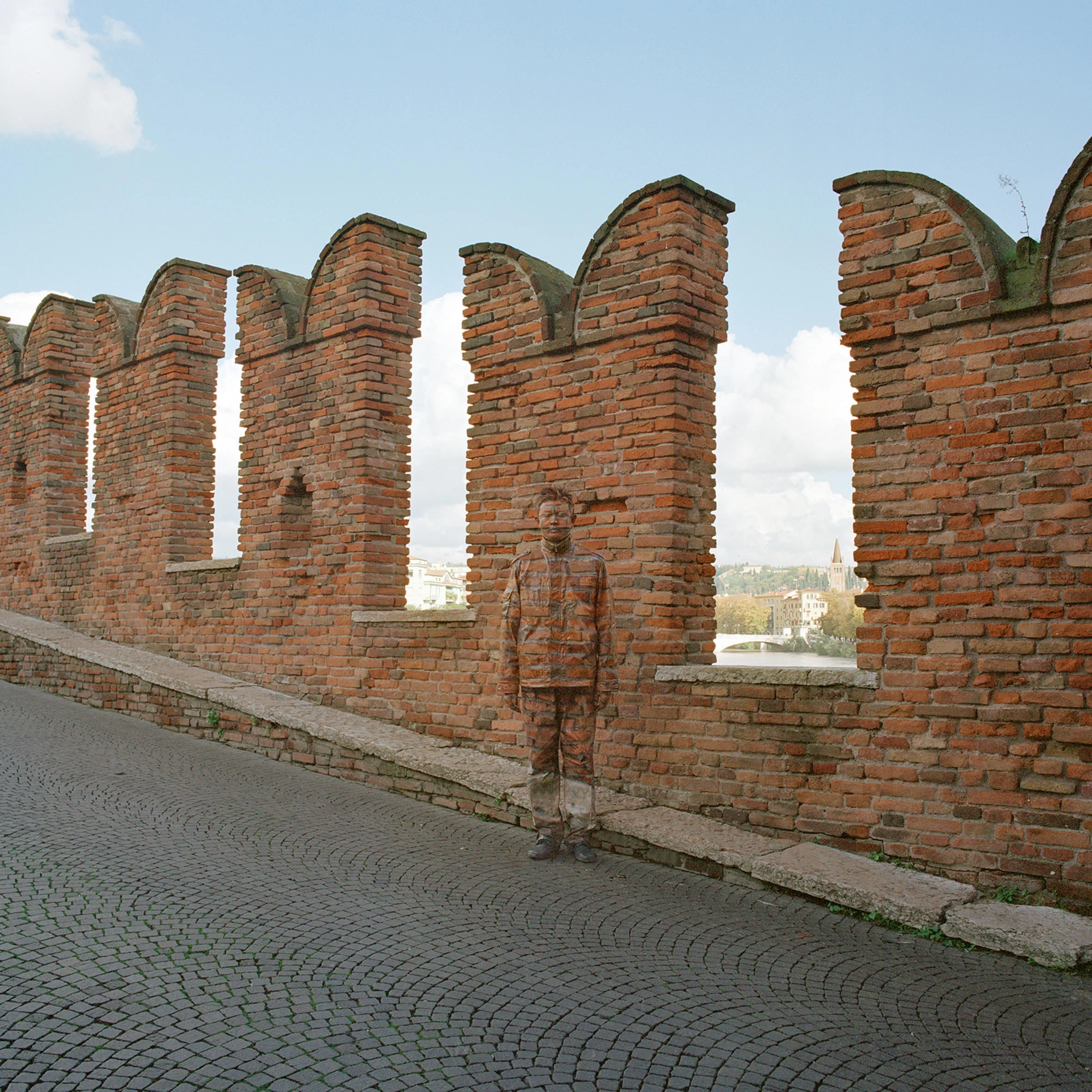 Liu Bolin, Ponte di Castelvecchio, Courtesy Boxart Verona