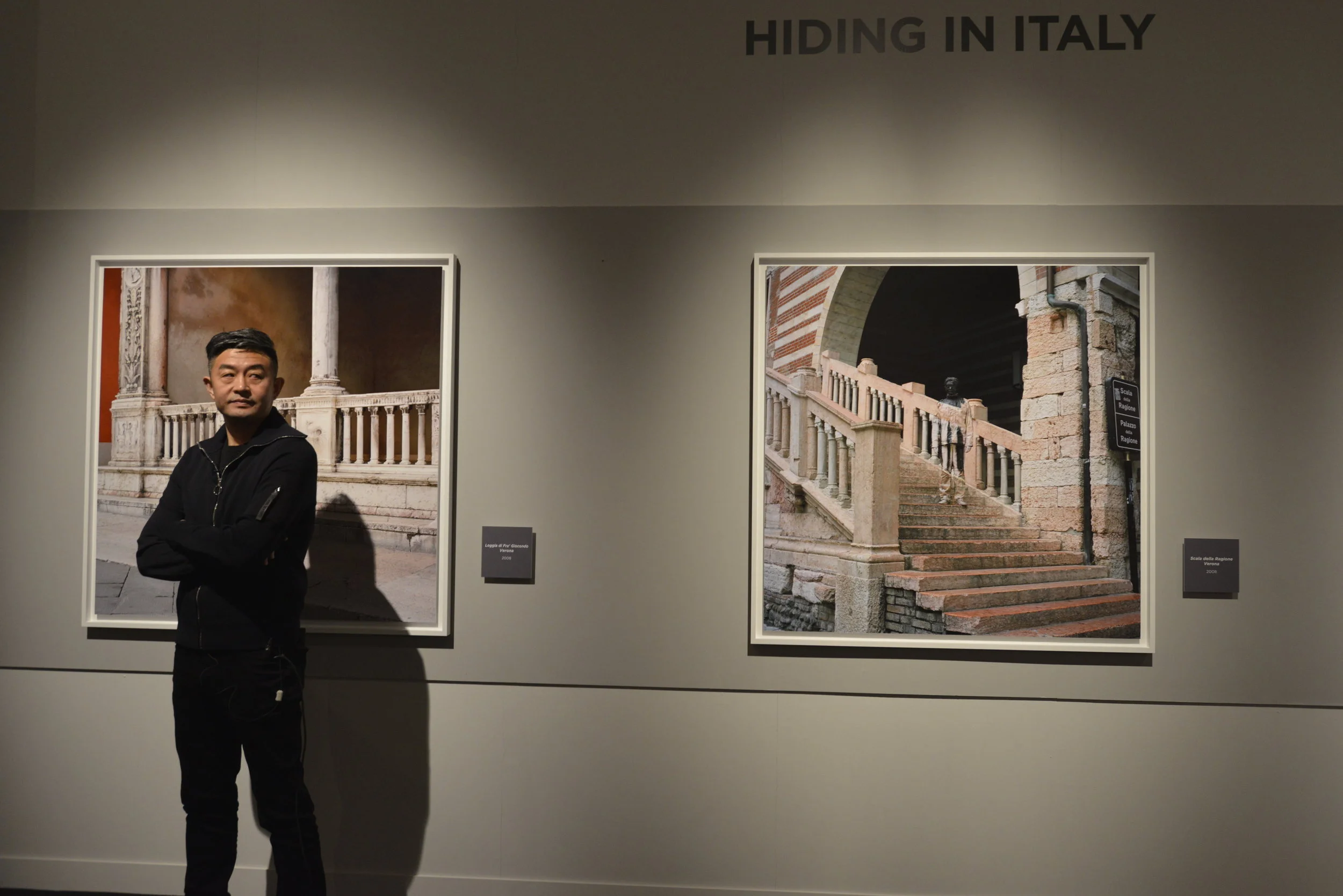 Liu Bolin alla mostra 'Liu Bolin. The invisible man'; foto Iskra Coronelli per Arthemisia