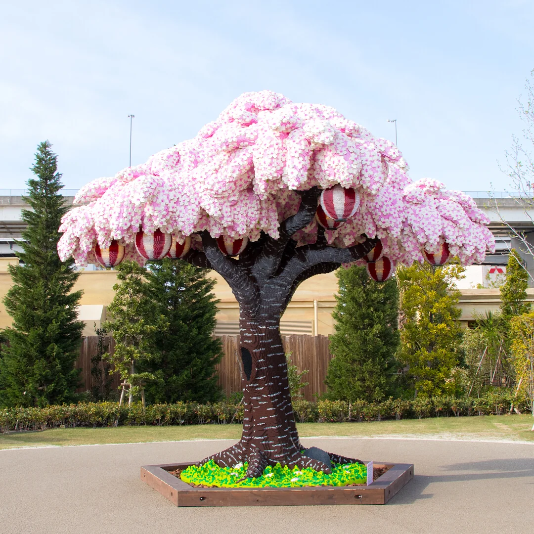 L'albero di ciliegio in fiore più grande del mondo è in Giappone e non sfiorisce mai perchè è fatto di LEGO