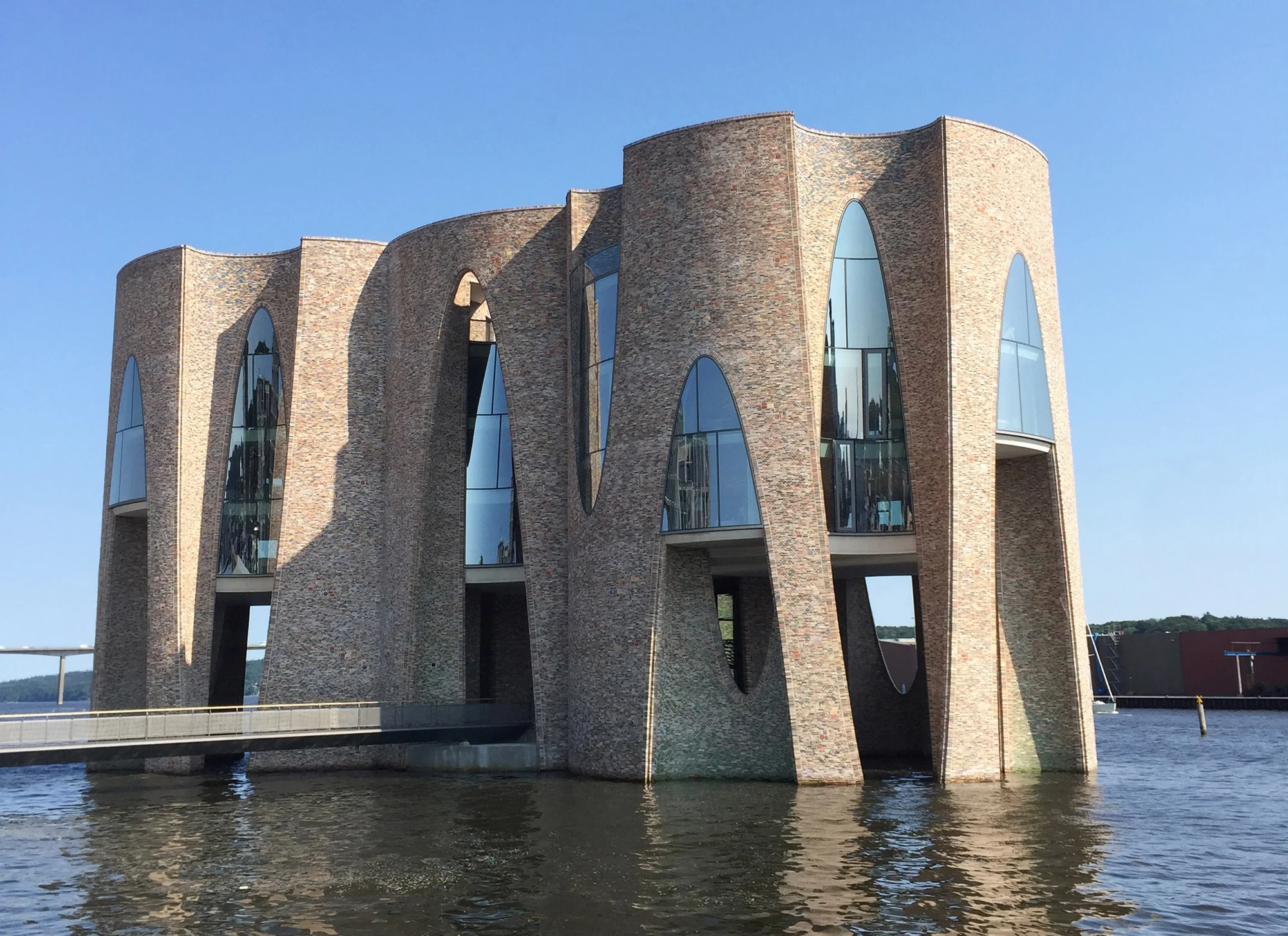 Sembra un castello medioevale Fjordenhus, il primo edificio firmato dall'artista Olafur Eliasson