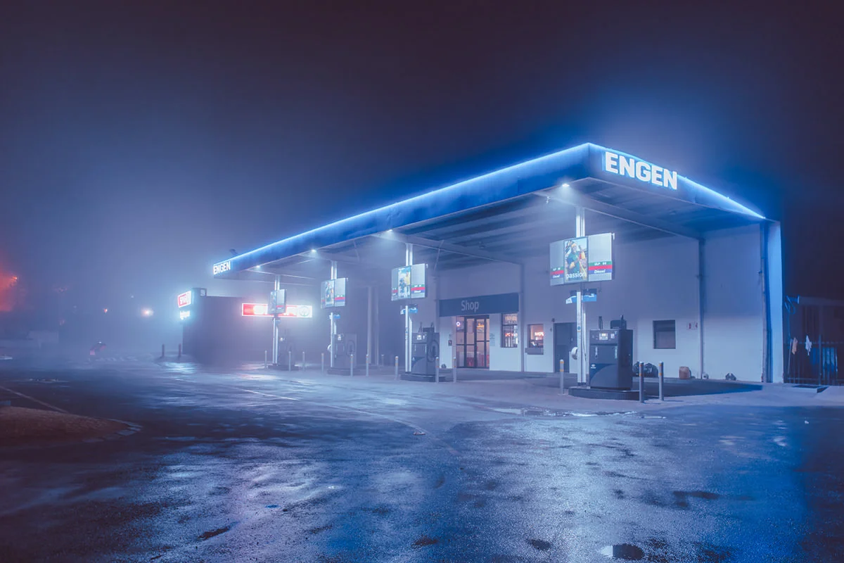 La ‘Midnight Stop’ di Elsa Bleda nel paesaggio desolante e misterioso di una stazione di servizio.