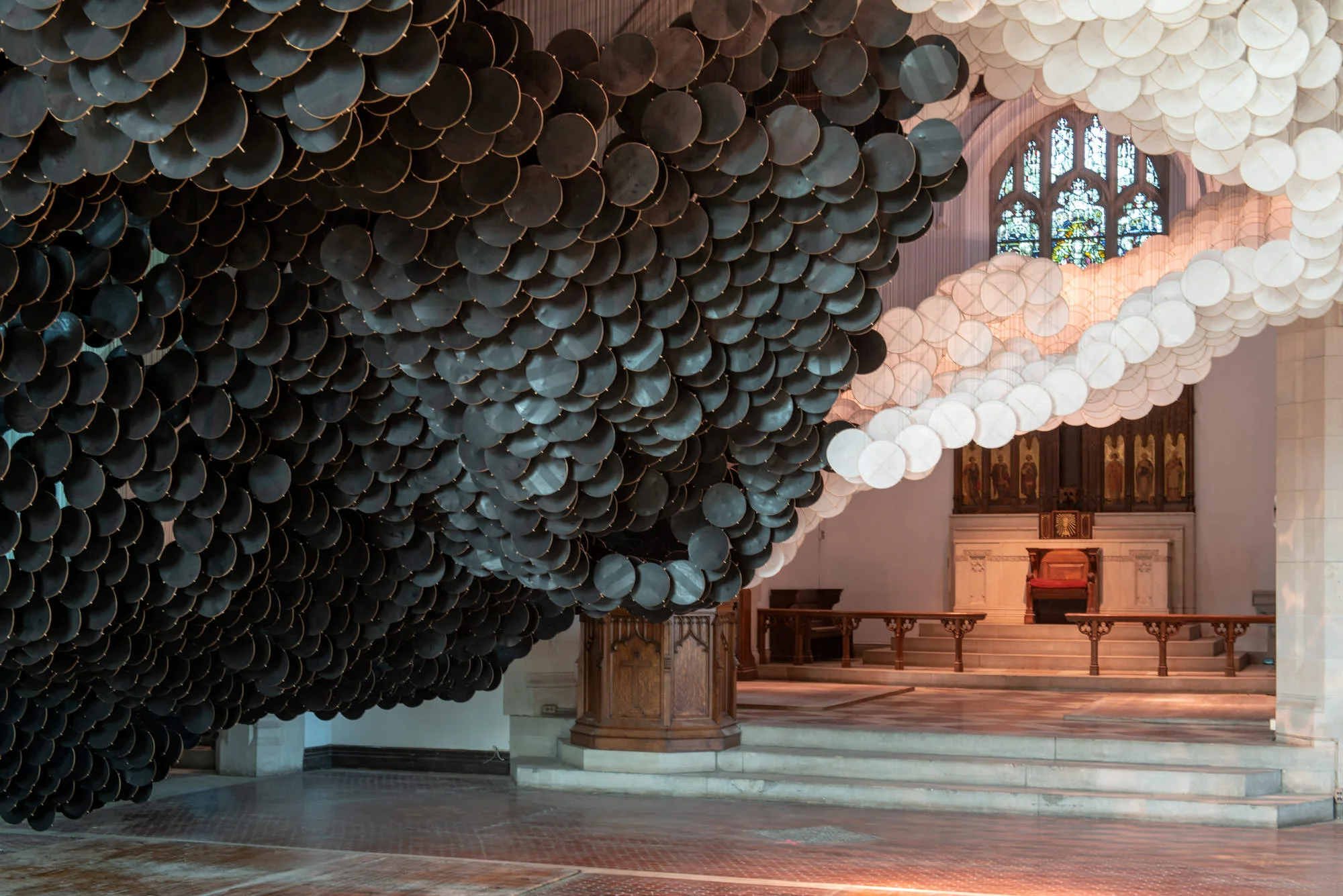 Jacob Hashimoto che crea sculture fluttuanti fatte da migliaia di piccoli aquiloni in carta di riso