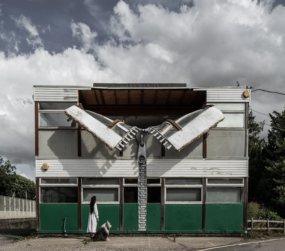Alex Chinneck mette le zip a un palazzo per uffici abbandonato e lo trasforma in una via di mezzo tra una borsa e una polo