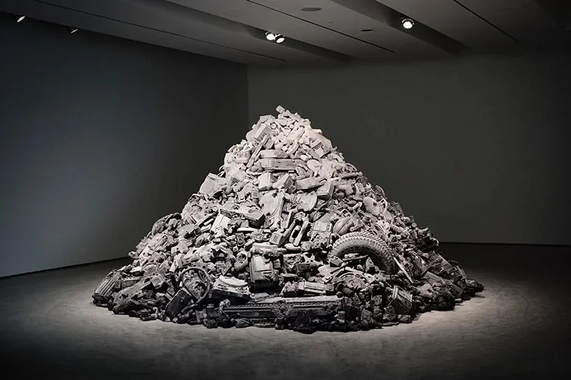 Welcome to the Future, 2015; ceneri vulcaniche, polvere di roccia glaciale, frammenti di ossidiana, frammenti di quarzo rosa, frammenti di acciaio, vetro polverizzato, sabbia, marmo frantumato, idrostone, metallo. Photo per courtesy Contemporay Art Center, Cincinnati, Ohio