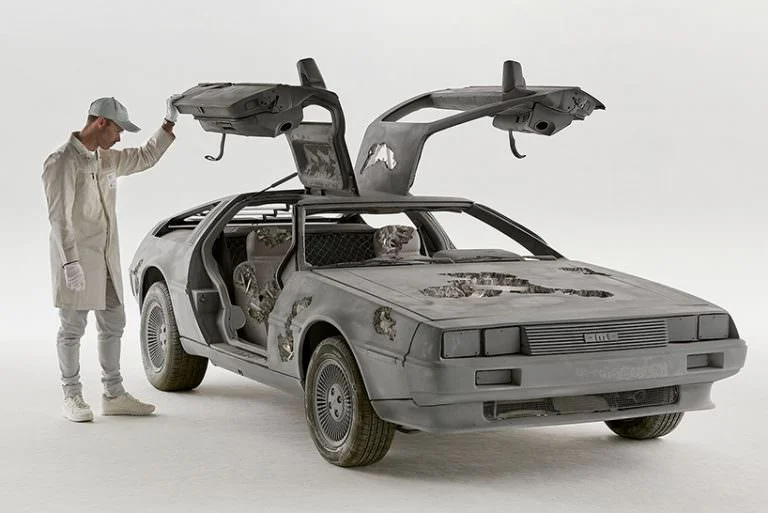 Il ritorno al futuro di Daniel Arsham alla Galleria Perrotin tra sculture fatte di polvere e automobili di minerali a grandezza naturale