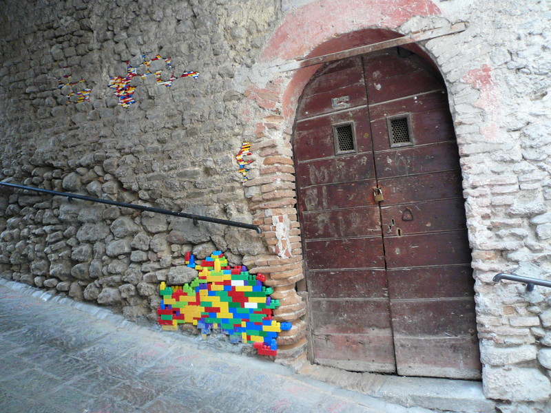 Jan Vormann l’artista che ripara le crepe dei muri del mondo con i LEGO