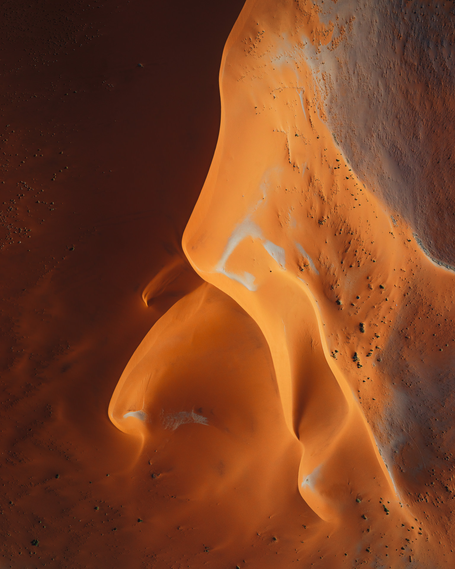 Le fotografie aeree di Leah Kennedy che fanno diventare la Namibia simile a un quadro di Burri