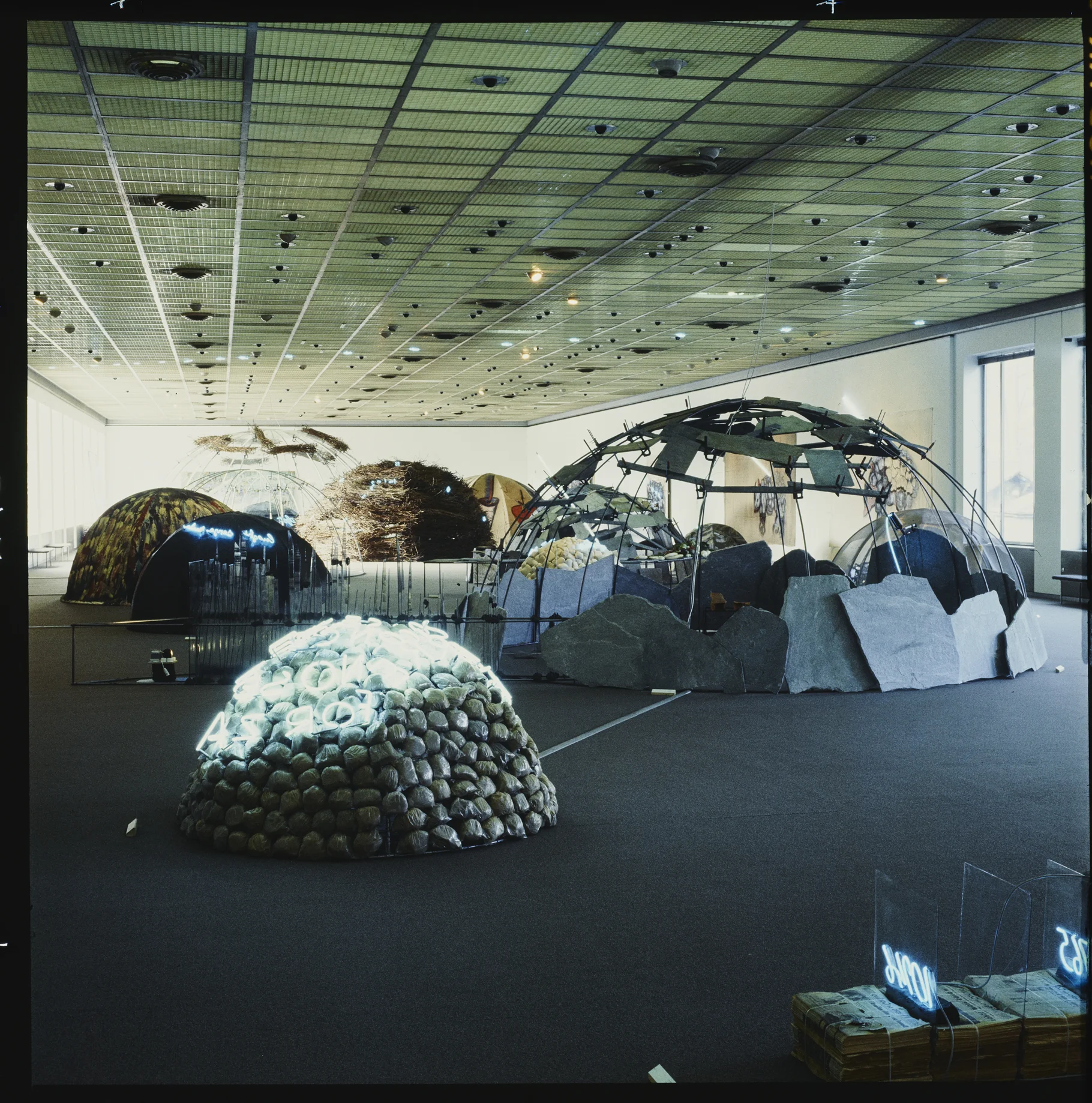 Un intera villaggio di igloo firmati Mario Merz in mostra all'Hangar Bicocca di Milano