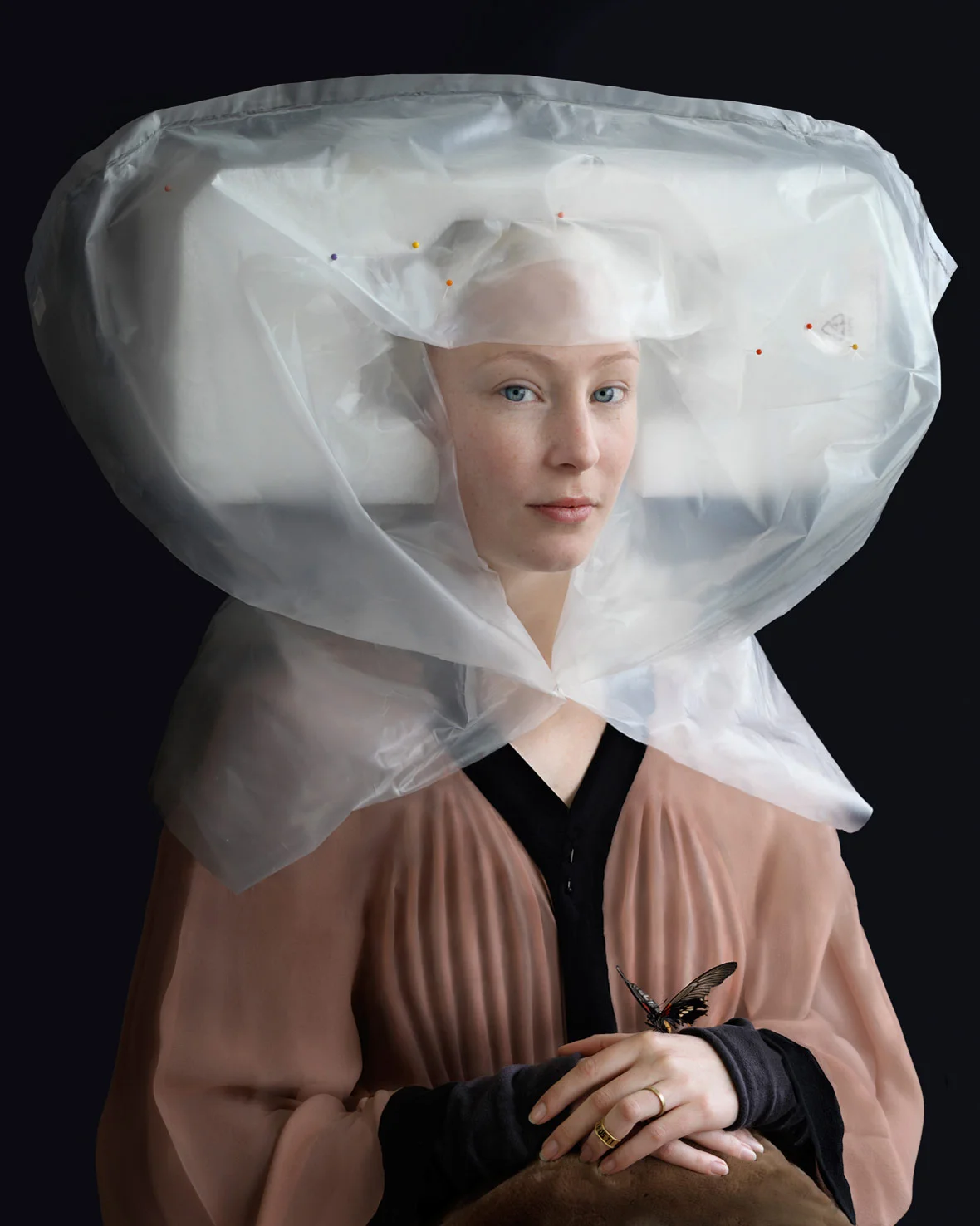 Suzanne Jongmans ricrea i ricchi costumi dei dipinti fiamminghi con vecchi materiali da imballaggio