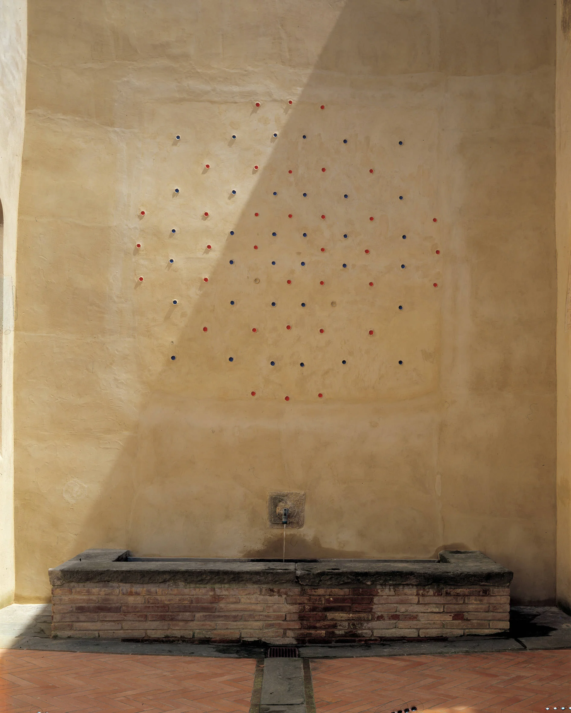 Marco Bagnoli. Spazio [x] Tempo. Si fa così X = 5 (+5)=X, affresco, Castello di Santa Maria Novella, Fiano 1997. Fotografia di Paolo Emilio Sfriso