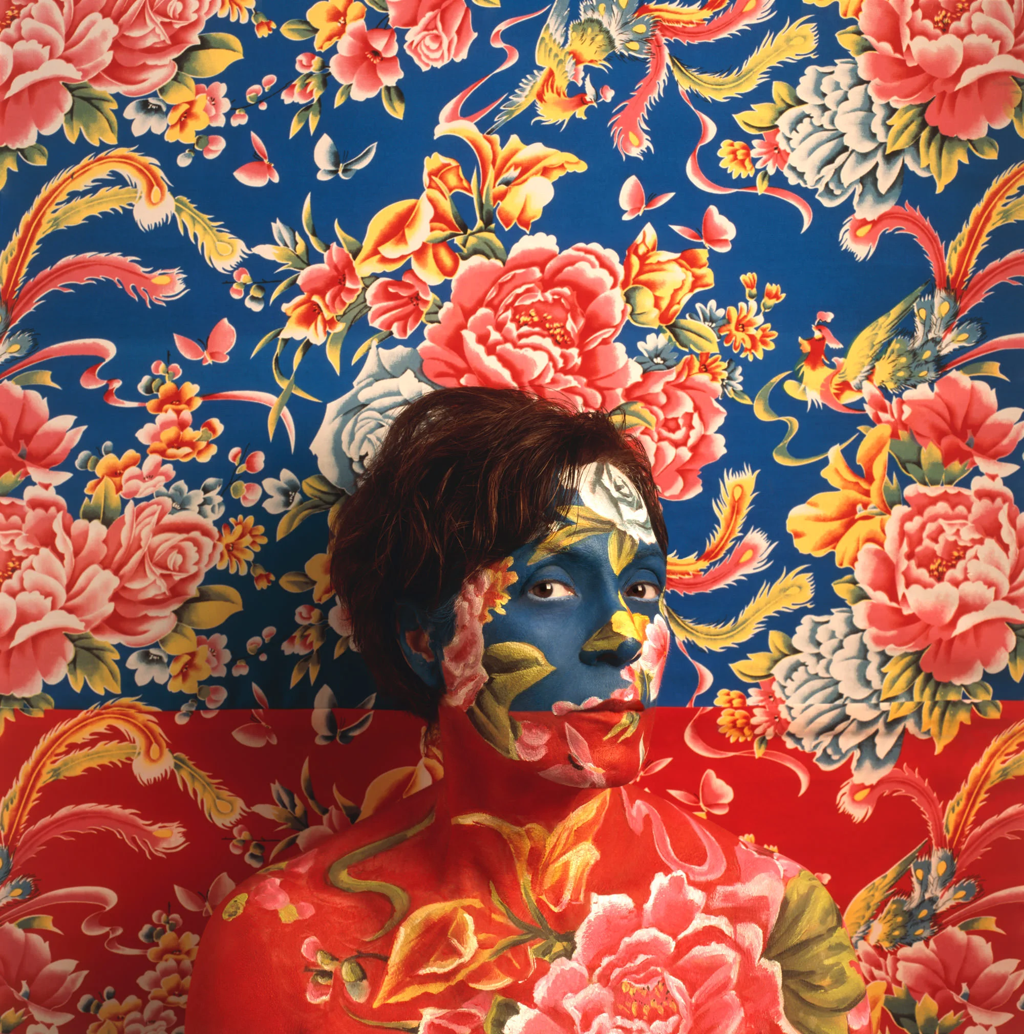 Cecilia Paredes che si dipinge il corpo con fiori e foglie fino a sparire negli sfondi delle sue stesse fotografie