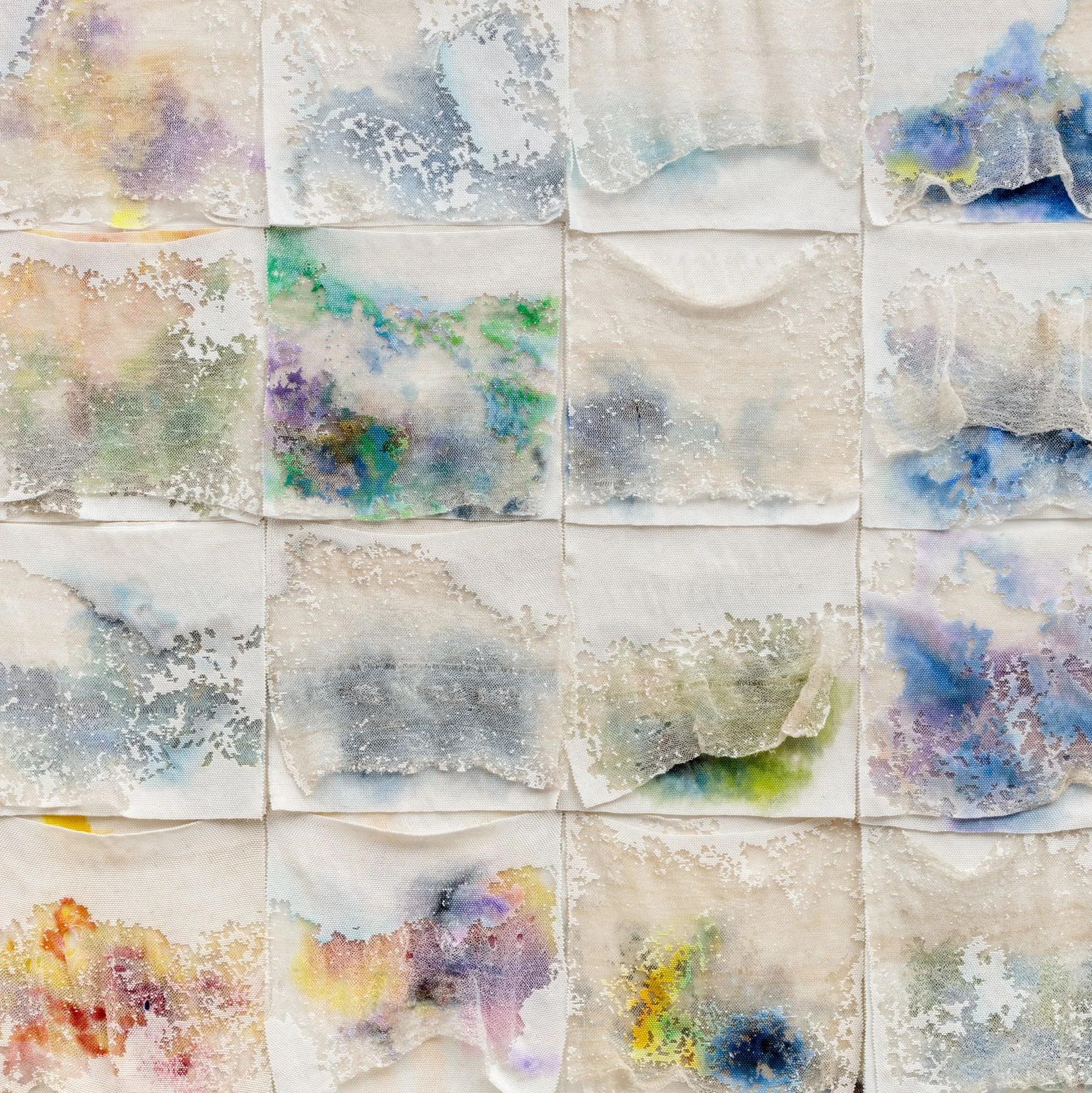 L'astrattismo di Liza Lou tra nuvole, pittura, perline e martellate