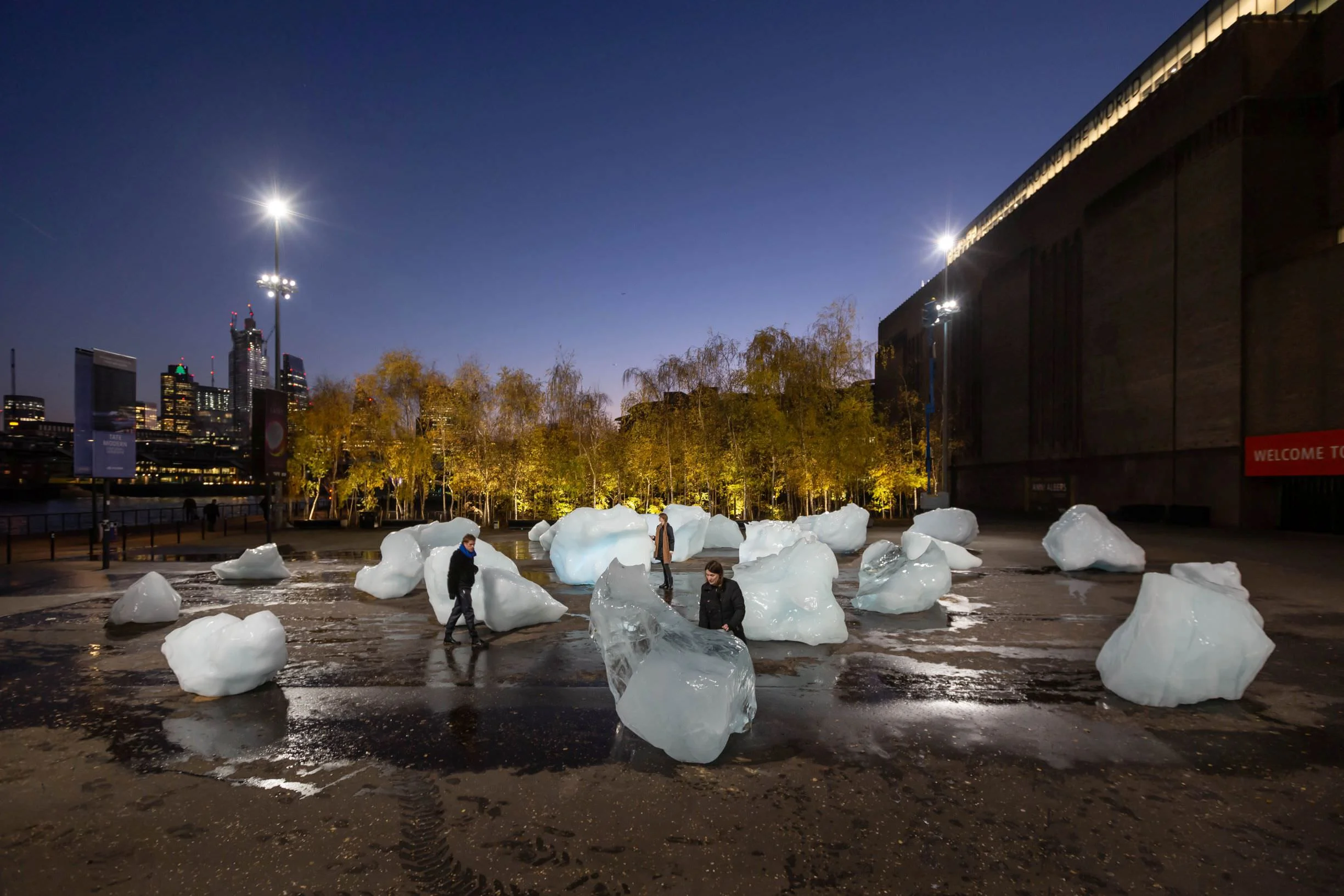 Ice Watch by Olafur Eliasson and Minik Rosing. Supported by Bloomberg. Installation: Bankside, outside Tate Modern, 2018. Photo: Justin Sutcliffe © 2018 Olafur Eliasson