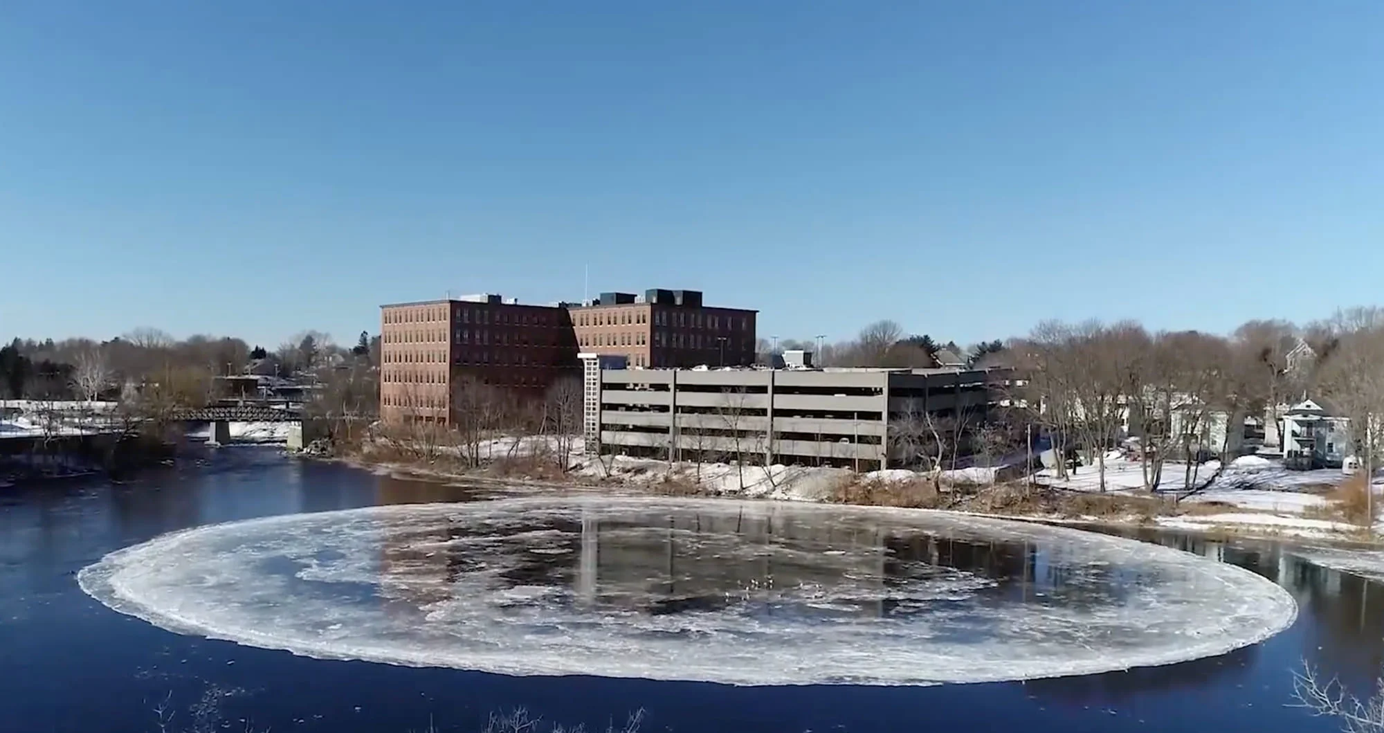 Il gigantesco cerchio di ghiaccio comparso sul fiume Presumpscot a Westbrook, Maine, il 14 gennaio 2019. Foto: Tina Radel (City of Westbrook)