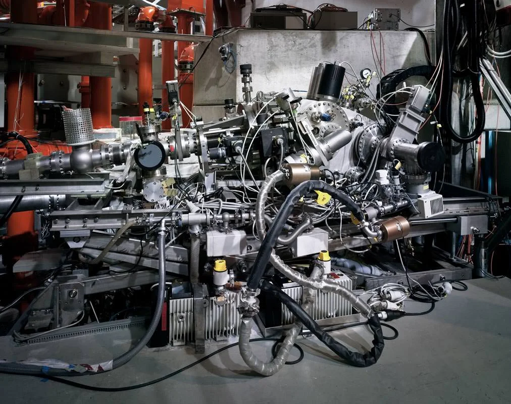 Thomas Struth, Spettrometro a incidenza radente, Max Planck IPP, Garching, 2010, C-print, 115,1 x 144,0 cm, © Thomas Struth