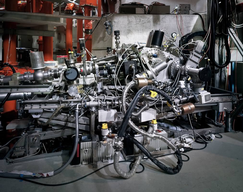 Thomas Struth, Spettrometro a incidenza radente, Max Planck IPP, Garching, 2010, C-print, 115,1 x 144,0 cm, © Thomas Struth