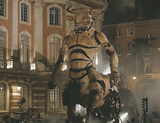 un minotauro robotico firmato La Machine in uno spettacolo a Tolosa