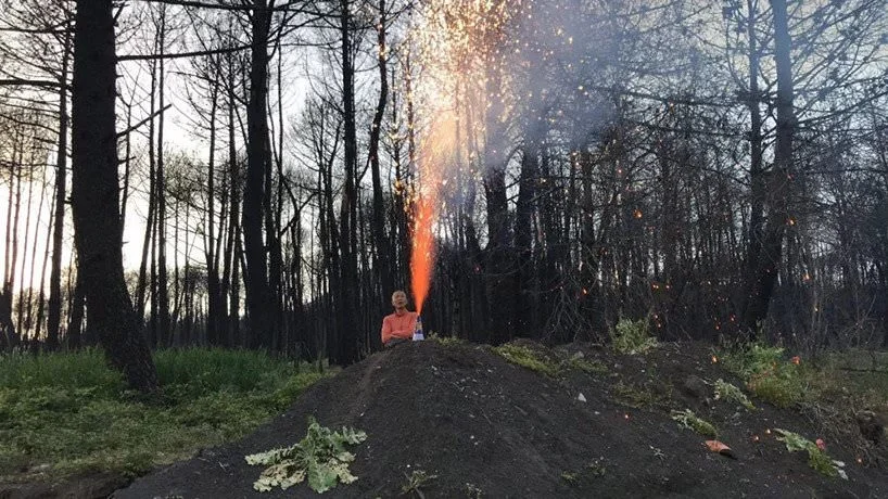 cai guo qiang prova la polvere da sparo ai piedi del Vesuvio con la collaborazione della compagnia di fuochi d'artificio con sede a Napoli, Pompei, 2018; photo by sang luo, courtesy cai studio; photo by andy holmes
