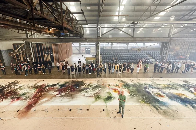 Cai Guo-Qiang patriottico alla NGV di  Melbourne, dipinge peonie sulla seta con la polvere da sparo e fa volare 10mila uccelli di porcellana
