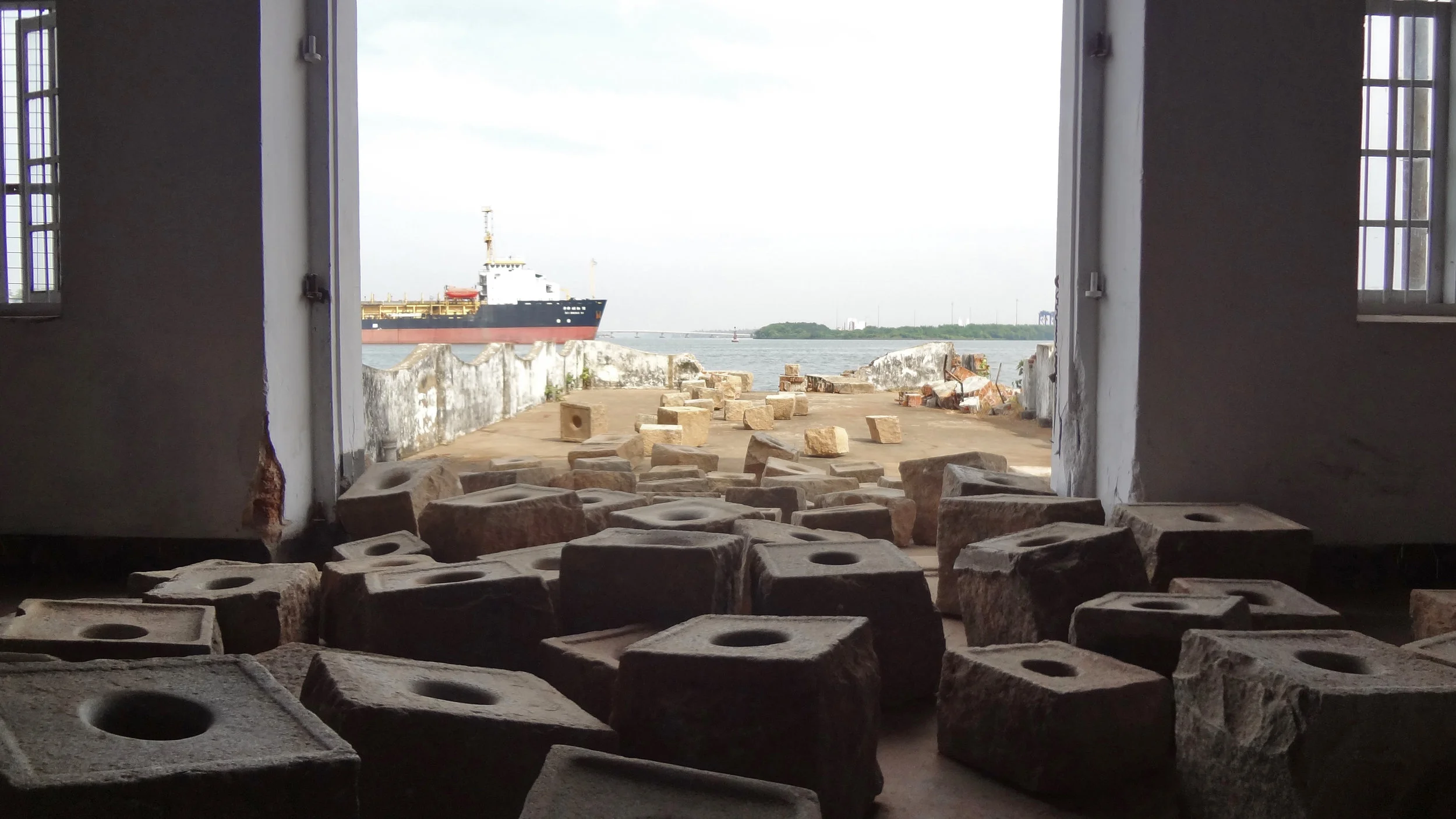 Sheela Gowda; Stopover, 2012; In collaborazione con Christoph Storz; Veduta dell’installazione, Kochi-Muziris Biennale, 2012. Courtesy dell’artista. Foto: Sheela Gowda