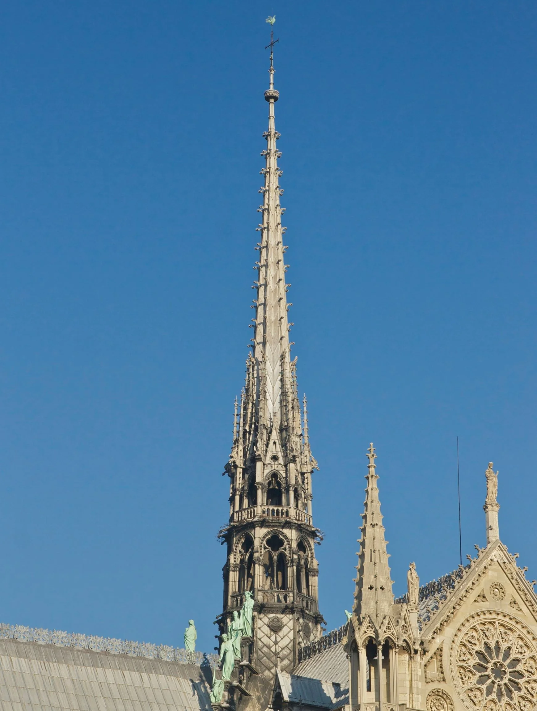 La Francia ha deciso: la guglia di Notre Dame va rifatta uguale. Nel frattempo una grande mostra raccoglierà fondi per la ricostruzione