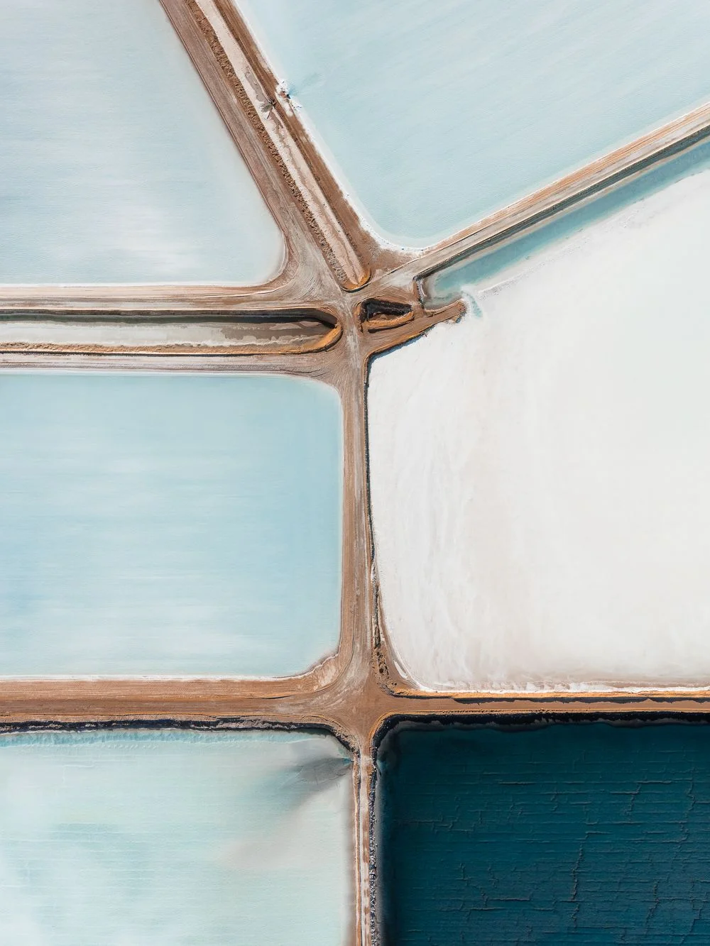 Come freschi acquerelli dai colori del cielo le saline australiane catturate dalla fotografia aerea di Tom Hegen
