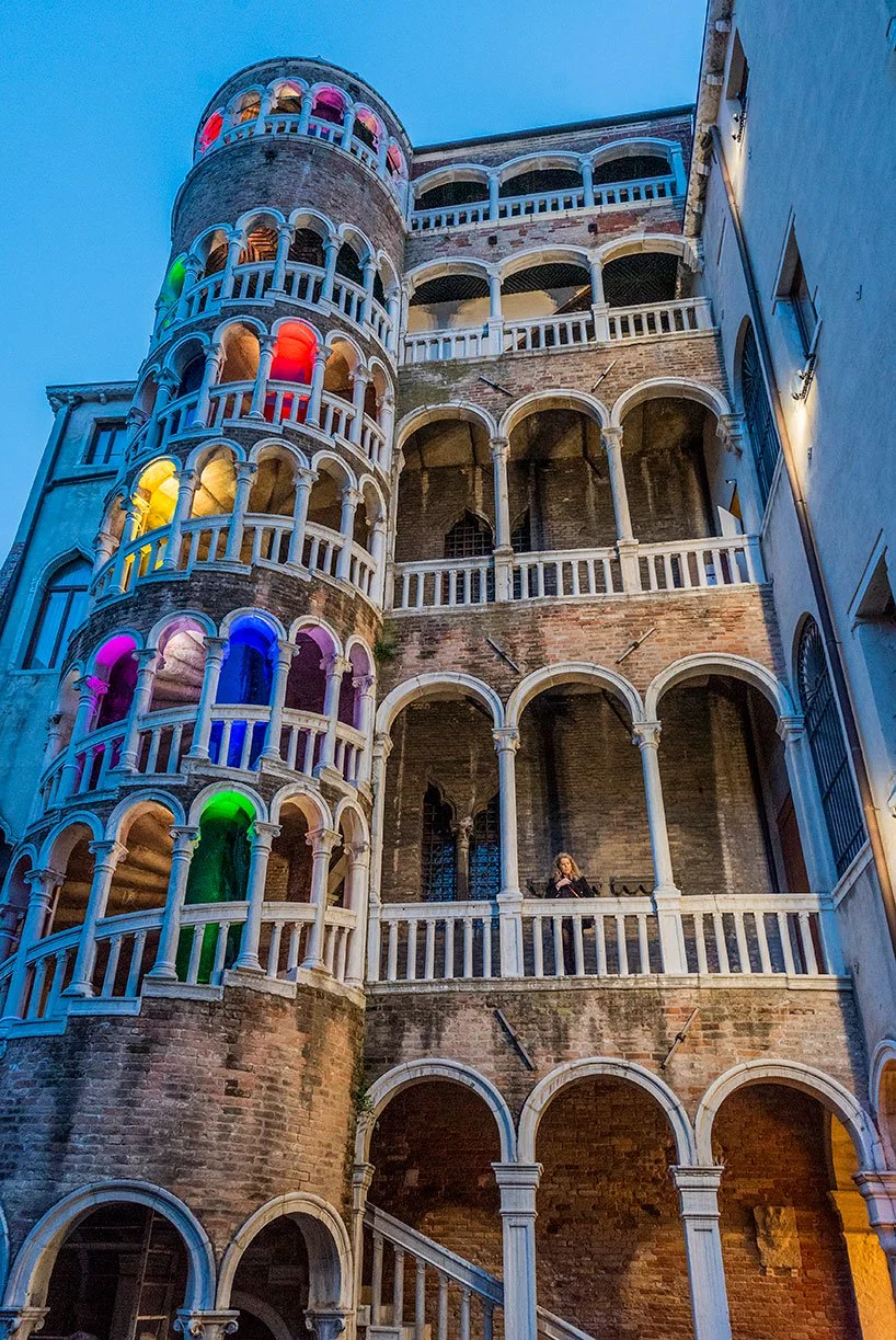 Narine Arakelian ha trasformato la scala gotica di Palazzo Contarini del Bovolo in un faro multicolore