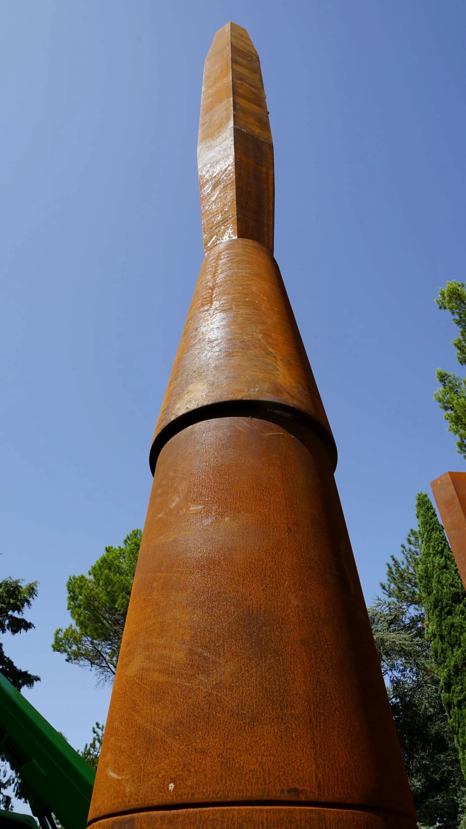 Beverly Pepper, THE TODI COLUMNS, 2019, ferro h 12 metri. (particolare)