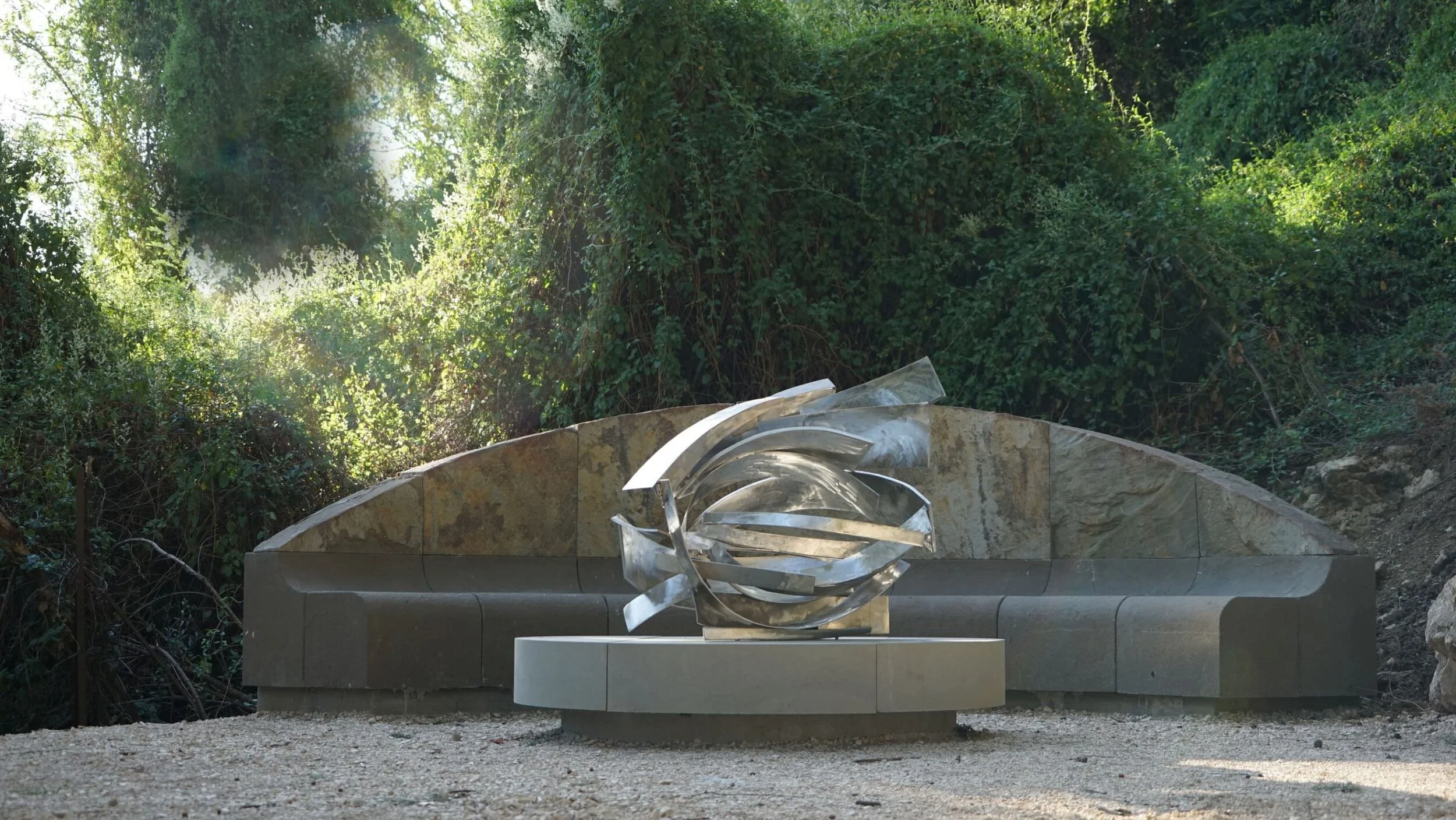 BeverlyPepper, EMBRACE, 1963, acciaio inox 95 x 97 x 86 cm