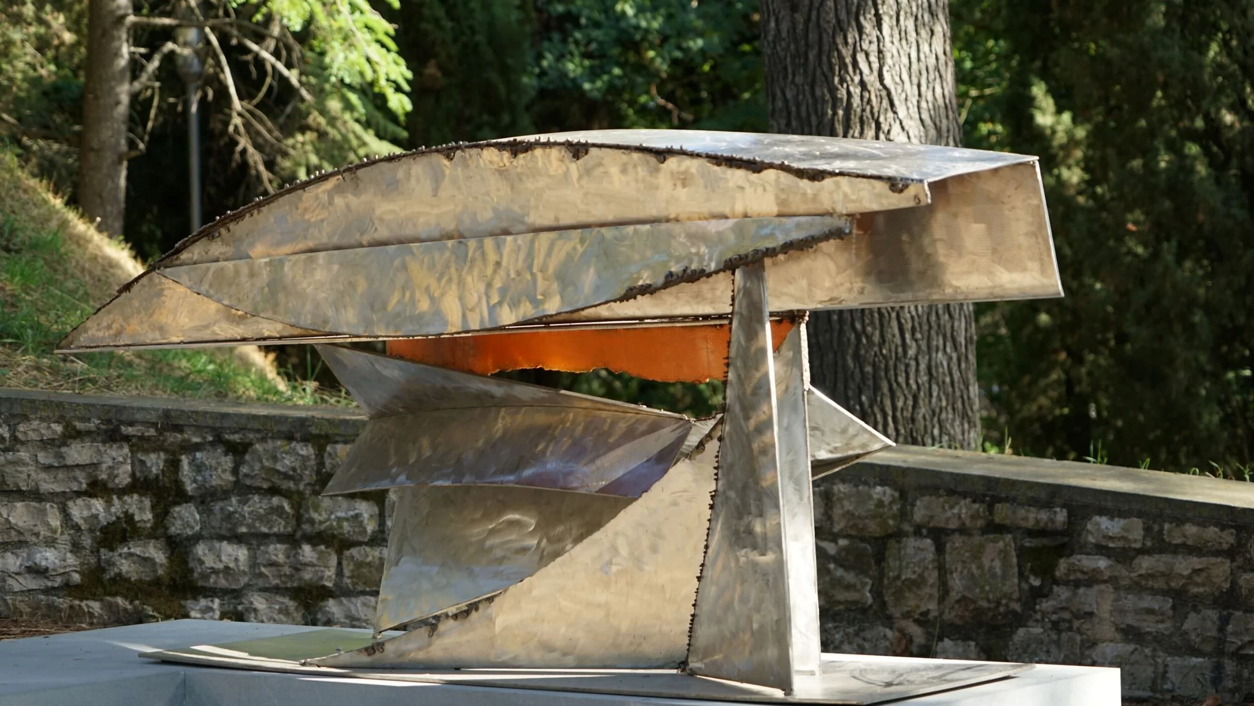 BeverlyPepper, LA BESTIA, 1965, acciaio inox 86 x 220 x 53 cm.