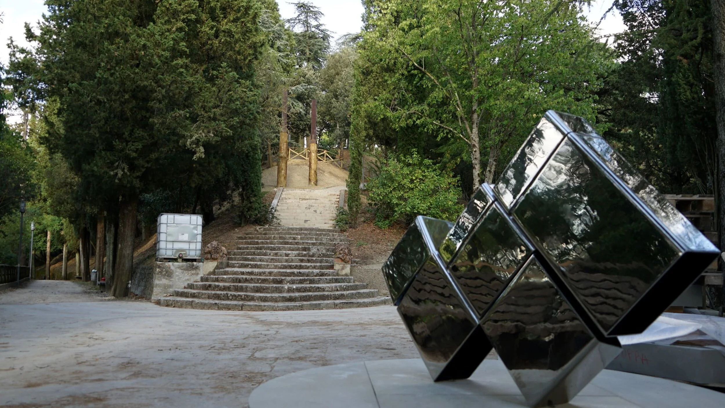 BeverlyPepper, INGRESSO, 1967, acciaio inox 116 x 164 x 52 cm.