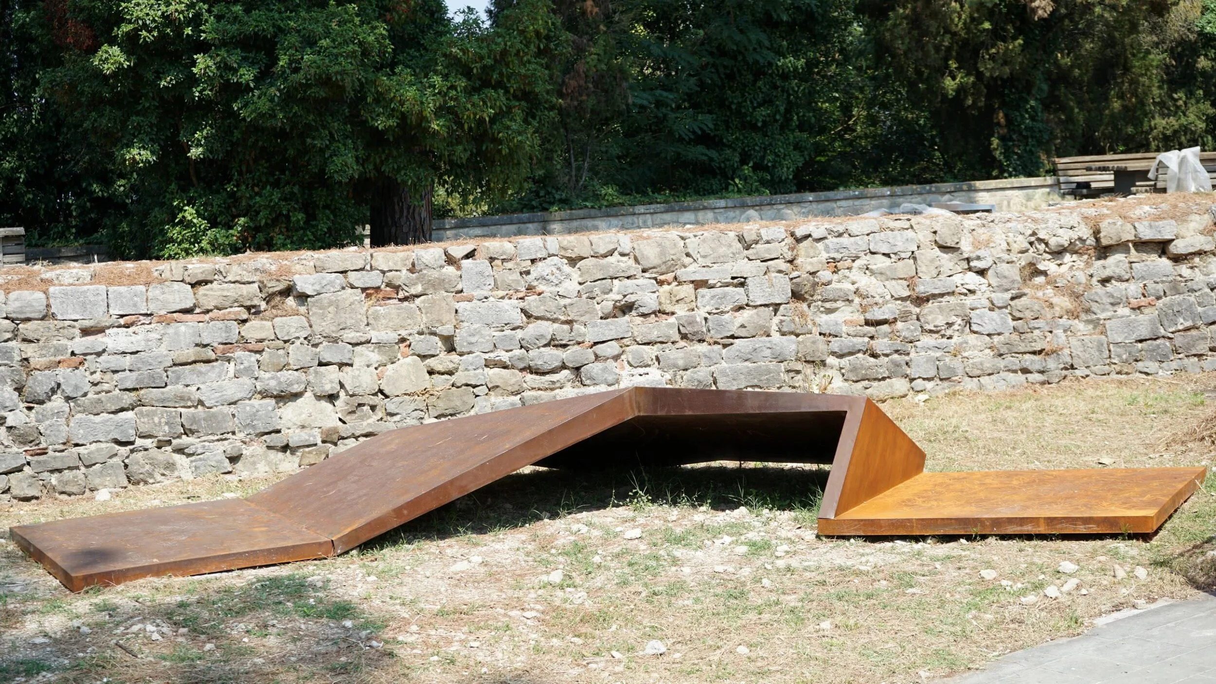 Beverly Pepper, TREVIGNANO, 1970, ferro 60 x 128 x 76 cm.