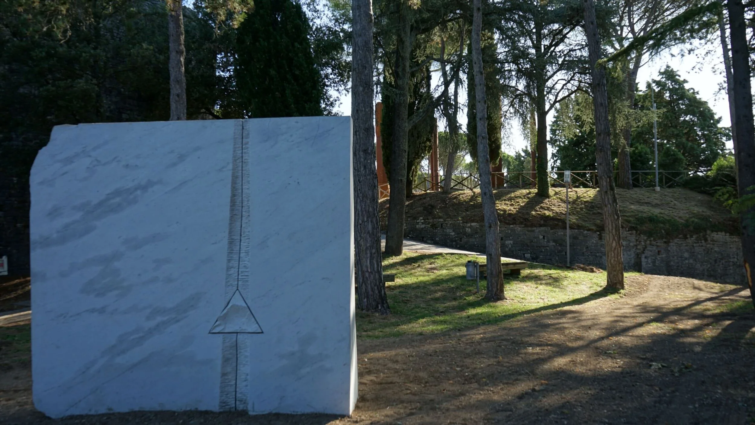Beverly Pepper, ACTIVATED PRESENCE, 2001, pietra 280 x 300 x 87 cm.