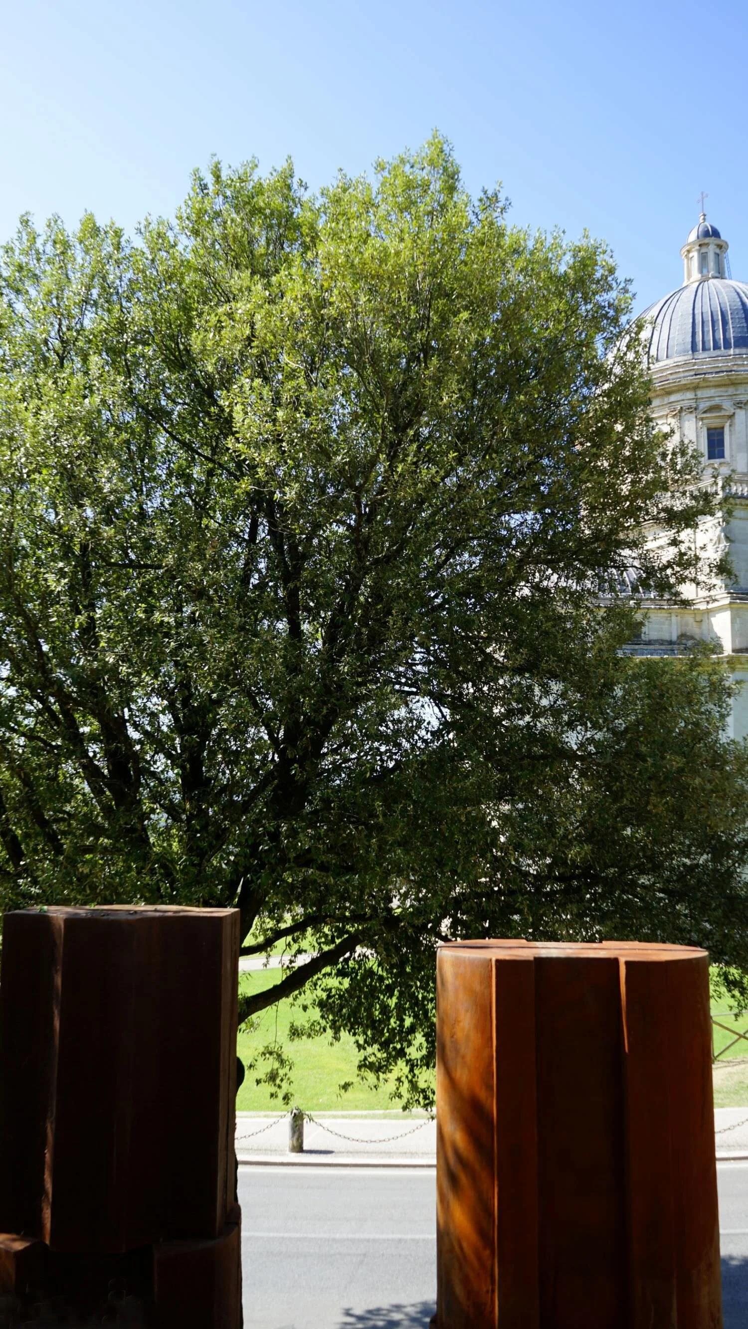 Beverly Pepper, SAN MARTINO ALTARS, 1993, ghisa 310 x 121 x 82 cm.