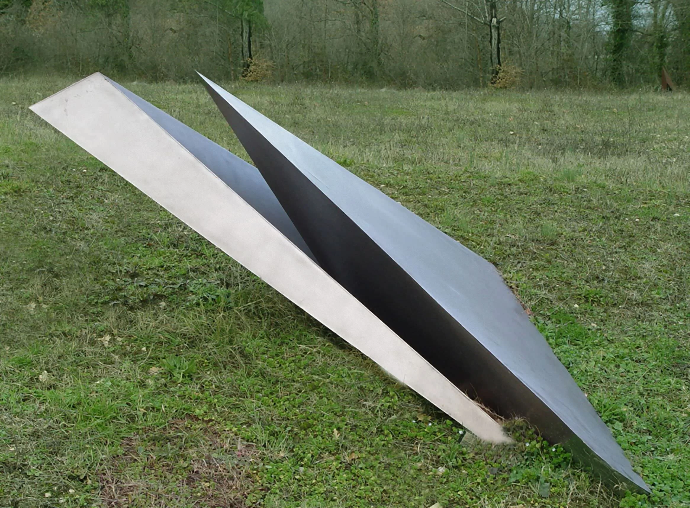 Beverly Pepper, DOUBLE PYRAMID, 1971, acciaio inox 88 x 210 x 230 cm.