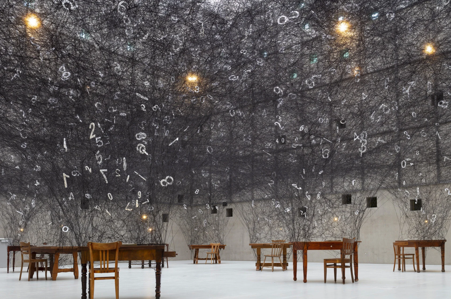 chiharu-shiota-counting-memories