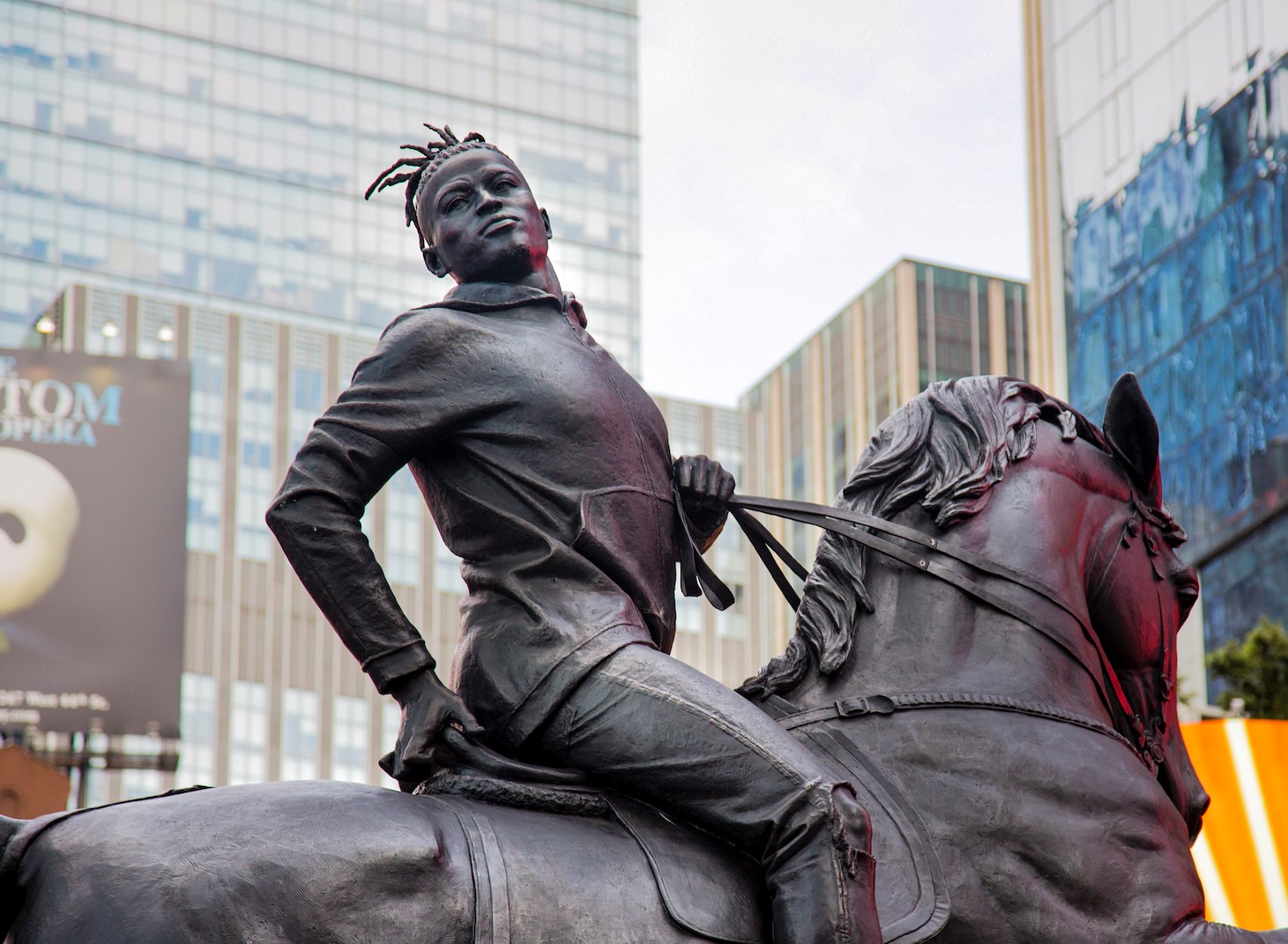 "Ruomors of war" a Time Square. Kehinde Wiley svela la sua prima scultura monumentale