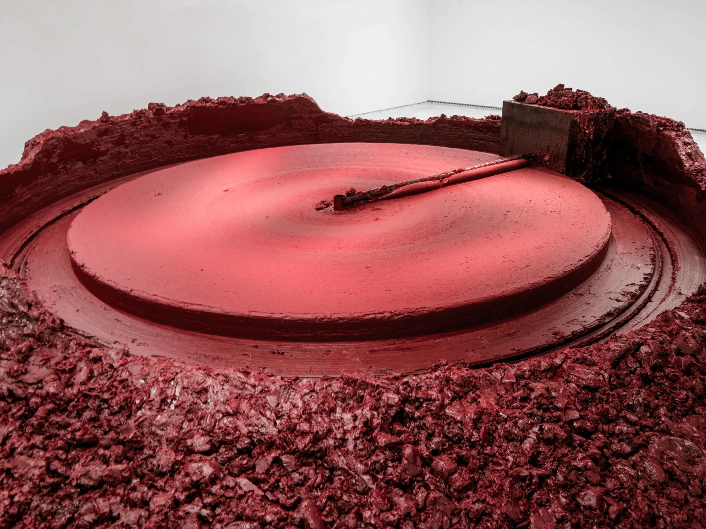 My Red Homeland , 2003. Cera e vernice a base di olio, motore idraulico, blocco di acciaio. Diametro 12m. immagine: © Anish Kapoor Courtesy: Central Academy of Fine Arts Museum, Beijing