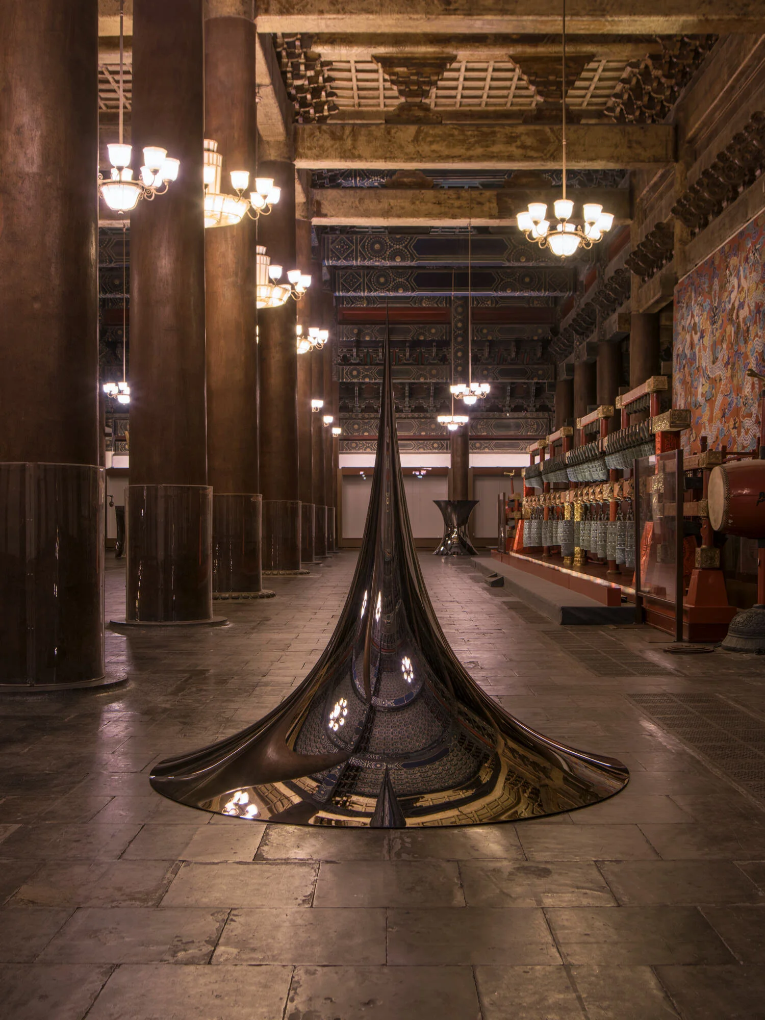 Non-Object (Spire) , 2007. Acciaio inossidabile. 302.2 x 300 x 300 cm. immagine: © Anish Kapoor Courtesy: Taimiao Art Museum