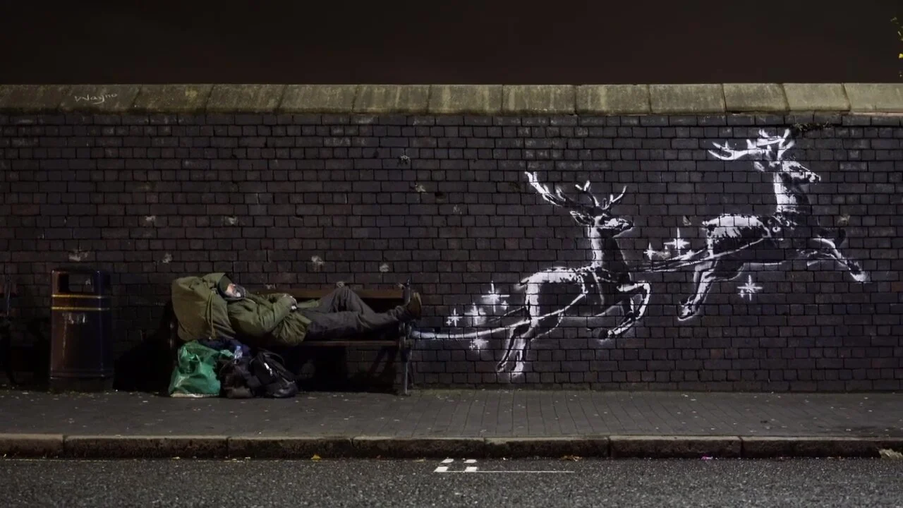 il murale di Banksy a Birmingham prima di essere deturpato. Frame da video