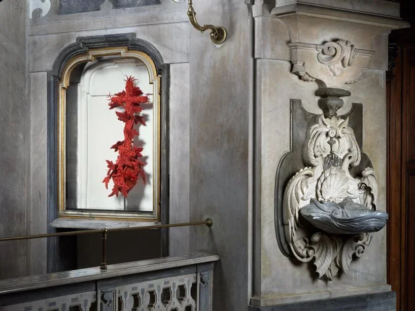 Jan Fabre firma quattro decoratissime sculture di corallo rosso per la Cappella del Pio Monte della Misericordia di Napoli