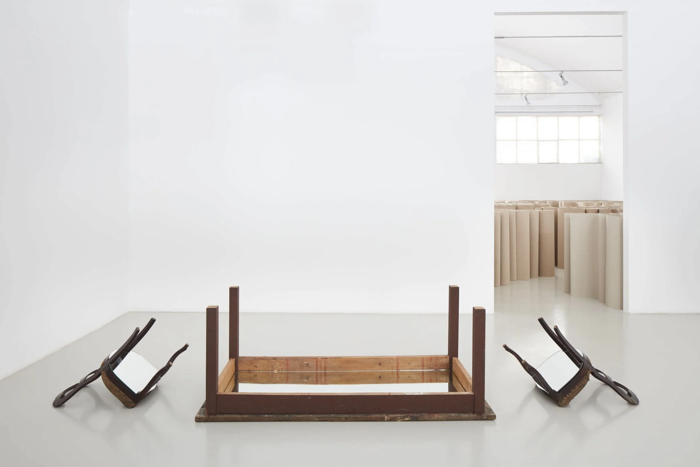 Michelangelo Pistoletto, Mobili capovolti, 1976, tavolo, sedie e specchio, varie dimensioni, foto: A. Osio