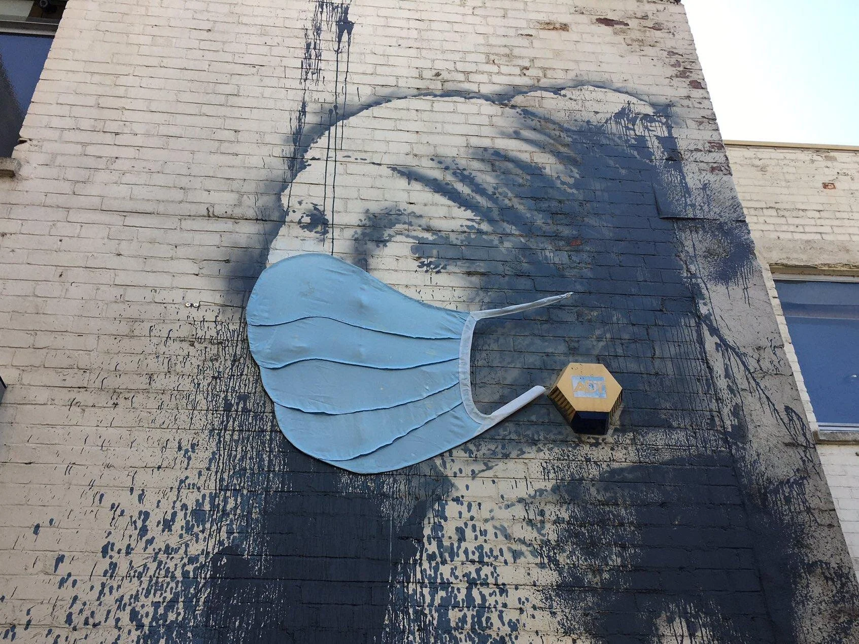 La "Ragazza col timpano perforato" di Banksy mette la mascherina