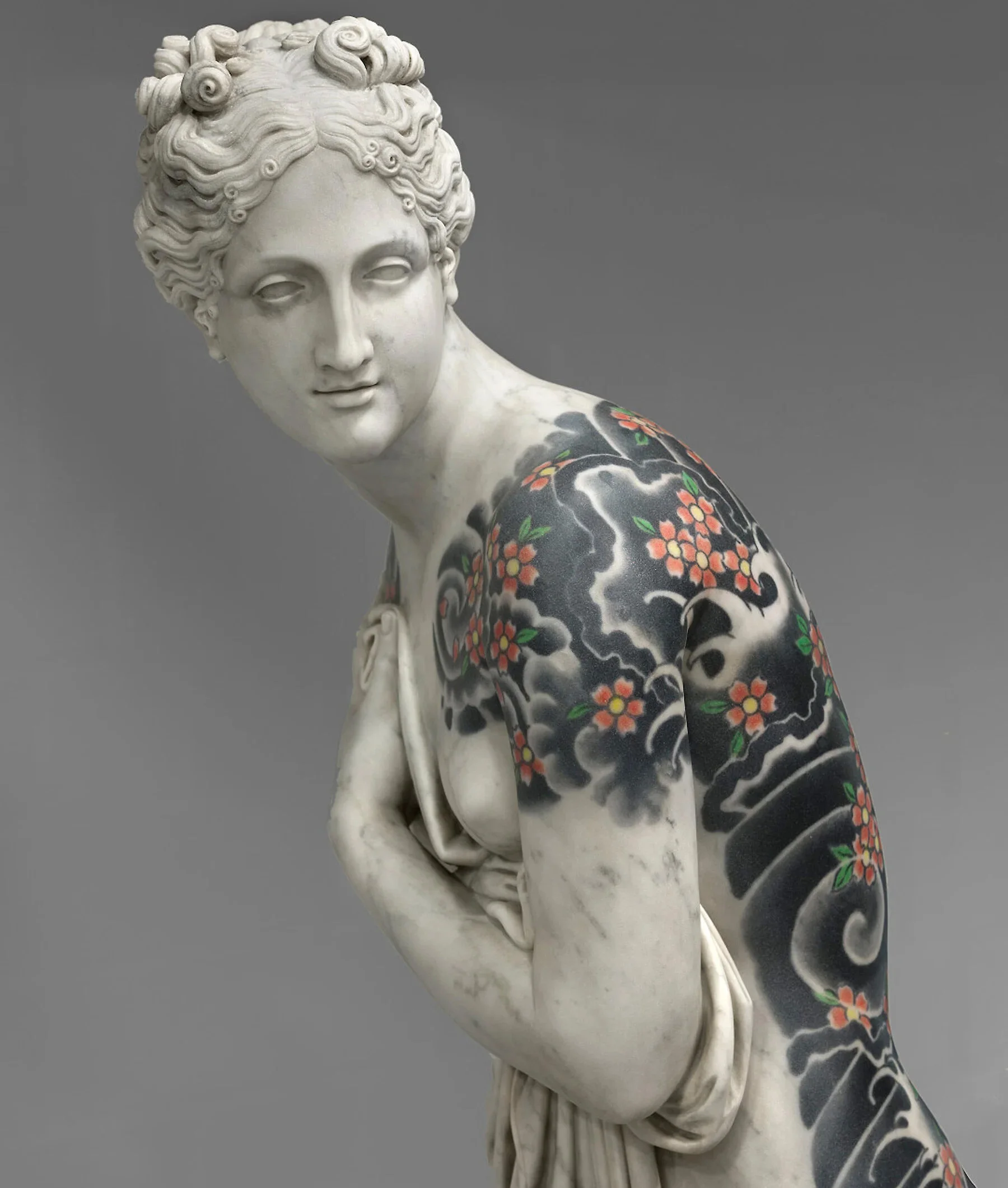 Fabio Viale che fa tatoo su iconiche sculture in marmo 