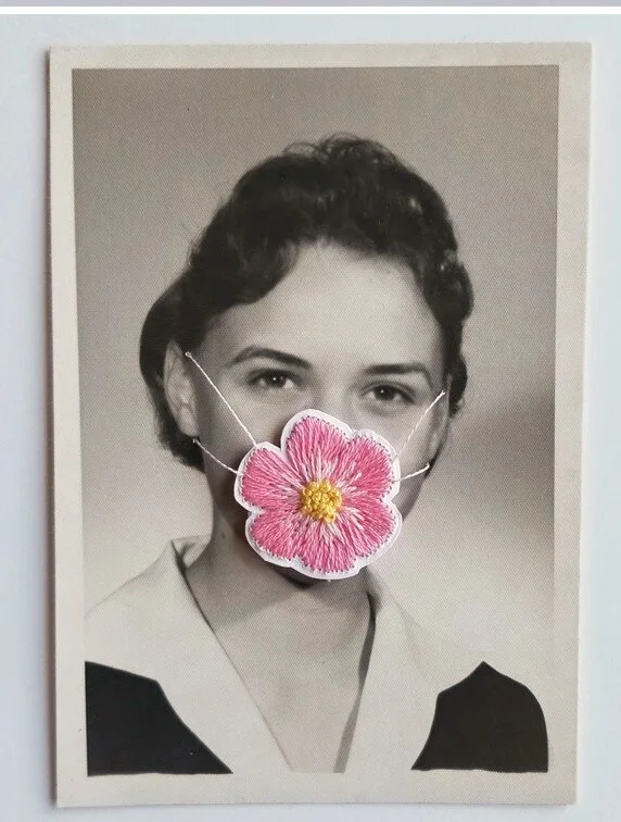 L'artista Han Cao ha messo minuscole mascherine ricamate sulle vecchie fotografie