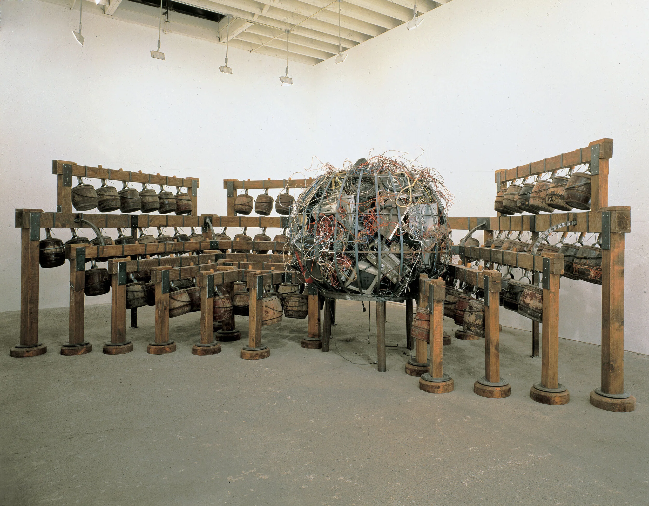 Chen Zhen Daily Incantations, 1996 Veduta dell’installazione, Deitch Projects, New York, 1996 Courtesy GALLERIA CONTINUA © ADAGP, Parigi Foto: Tom Powell