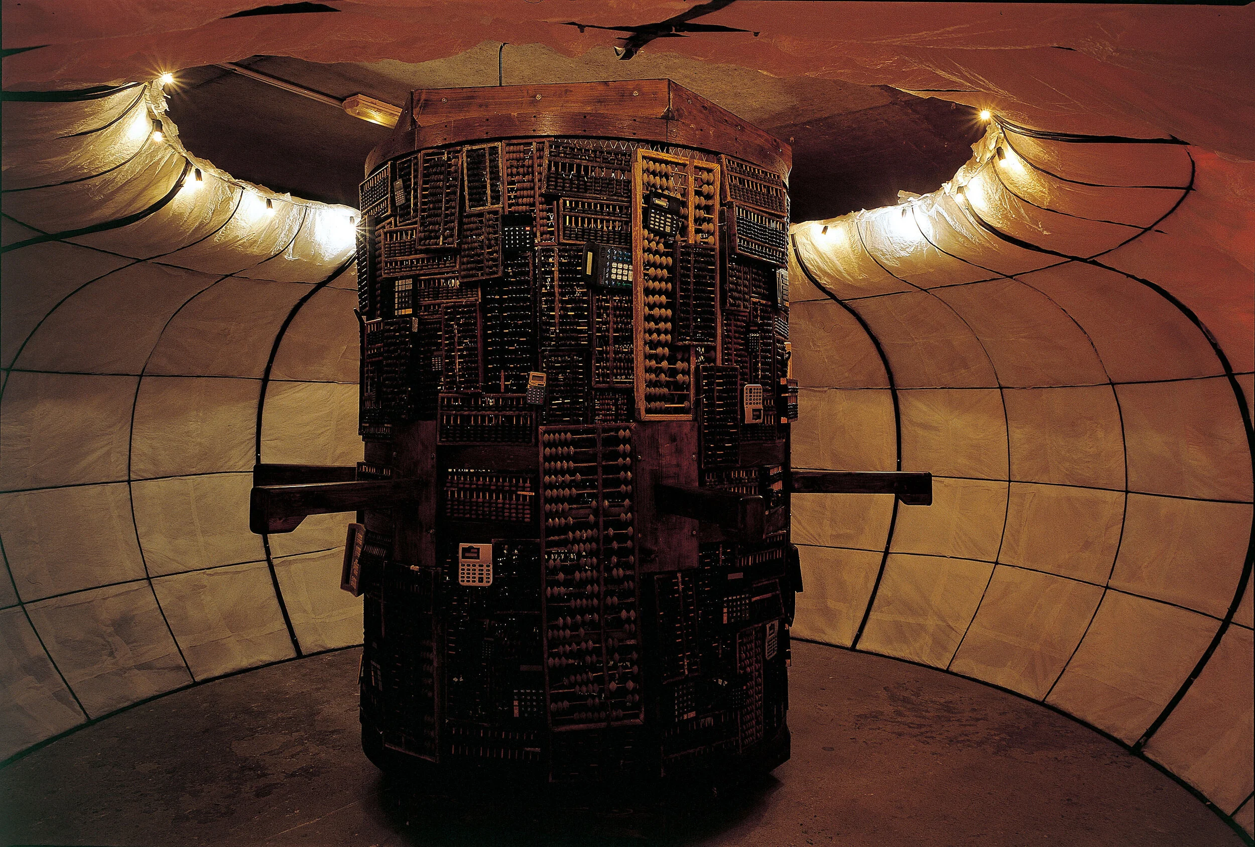 Chen Zhen Prayer Wheel – “Money makes the Mare Go” (Chinese slang), 1997 (dettaglio)  Veduta dell’installazione, P.S.1 Contemporary Art Center, New York, 1997-1998 Collezione PinaultCourtesy GALLERIA CONTINUA © ADAGP, Parigi Foto: Chen Zhen