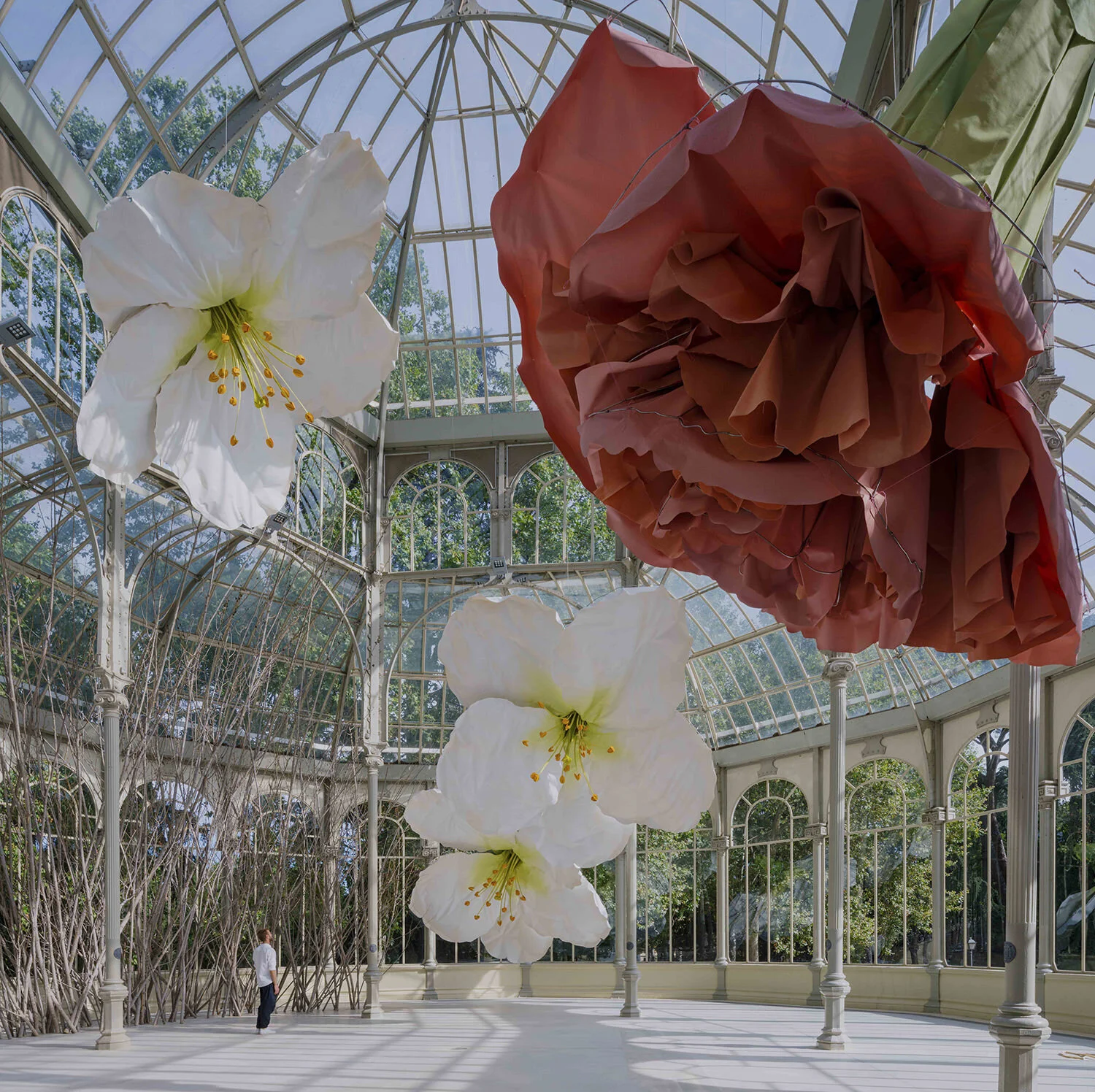 Petrit Halilaj si ispira all'uccello giardiniere per costruire un gigantesco nido di fiori al Palacio del Cristal del Reina Sofia